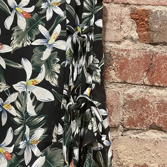 SPRING SALE! NWT SEEK The Label Asymmetrical Floral Skirt Size Small - Picture 5 of 9